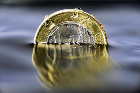 Ein-Euro-M�nze im Wasser versunken, Schuldenkrise in Europa.