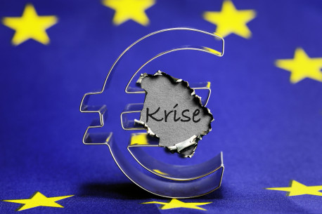 Eurozeichen auf EU-Fahne, Eurokrise.