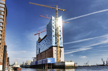Die im Bau befindliche Elbphilharmonie in der Hafencity von Hamburg.