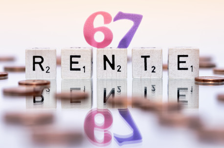 Würfelbuchstaben mit dem Wort Rente, Rentenbeginn mit 67 Jahren.