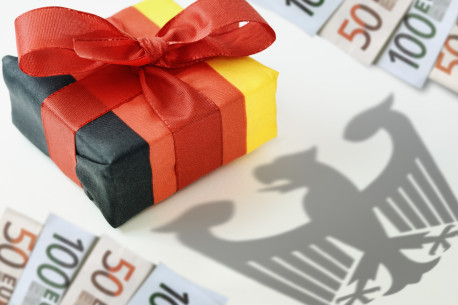 Geschenk in deutschen Nationalfarben, Steuersenkung.