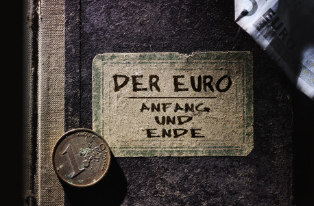 Altes Buch mit Aufschrift Der Euro - Anfang und Ende, Eurokrise.