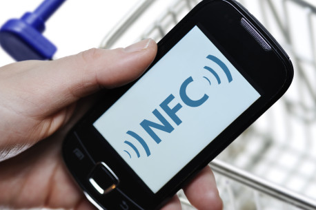 Hand mit Smartphone, NFC, Near Field Communication.