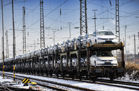 Hafenbahn mit PKWs in Hamburg.