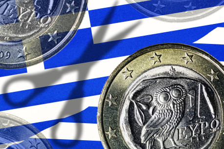 Griechische Eurom�nzen und Schatten einer Schere, Schuldenschnitt f�r Griechenland.
