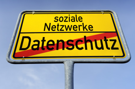 Ortsschild soziale Netzwerke, Ende Datenschutz.