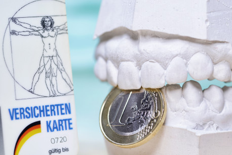 Versichertenkarte, Zahn-Gipsabdruck und Ein-Euro-M�nze, st�rkere Kontrollen von Zahnarztabrechnungen durch Krankenkassen.
