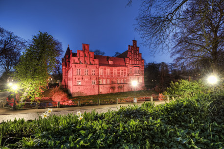 Rot illuminiertes Bergedorfer Schloss in Hamburg.
