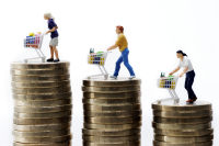 Miniaturfiguren mit Einkaufswagen auf einem M�nzstapel, Preisanstieg bei Lebensmitteln.